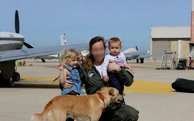 图中这位代号“ט”的女兵是以色列空军第一位负责地面指挥的女中队长，在她之前还有一位代号“ג”的女队长（无图）