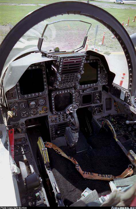 相比F-15E的仪表盘，YF-23的仪表盘主要变化就是将中央的多用途显示器替换为了飞行测试用的控制面板。可以说相比配置颇为豪华的YF-22仪表面板，YF-23的仪表面板设计突出了其测试机身份。