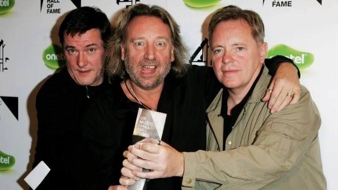 Stephen Morris(左）,Peter Hook（中）,Bernard Sumner(右）（2007）