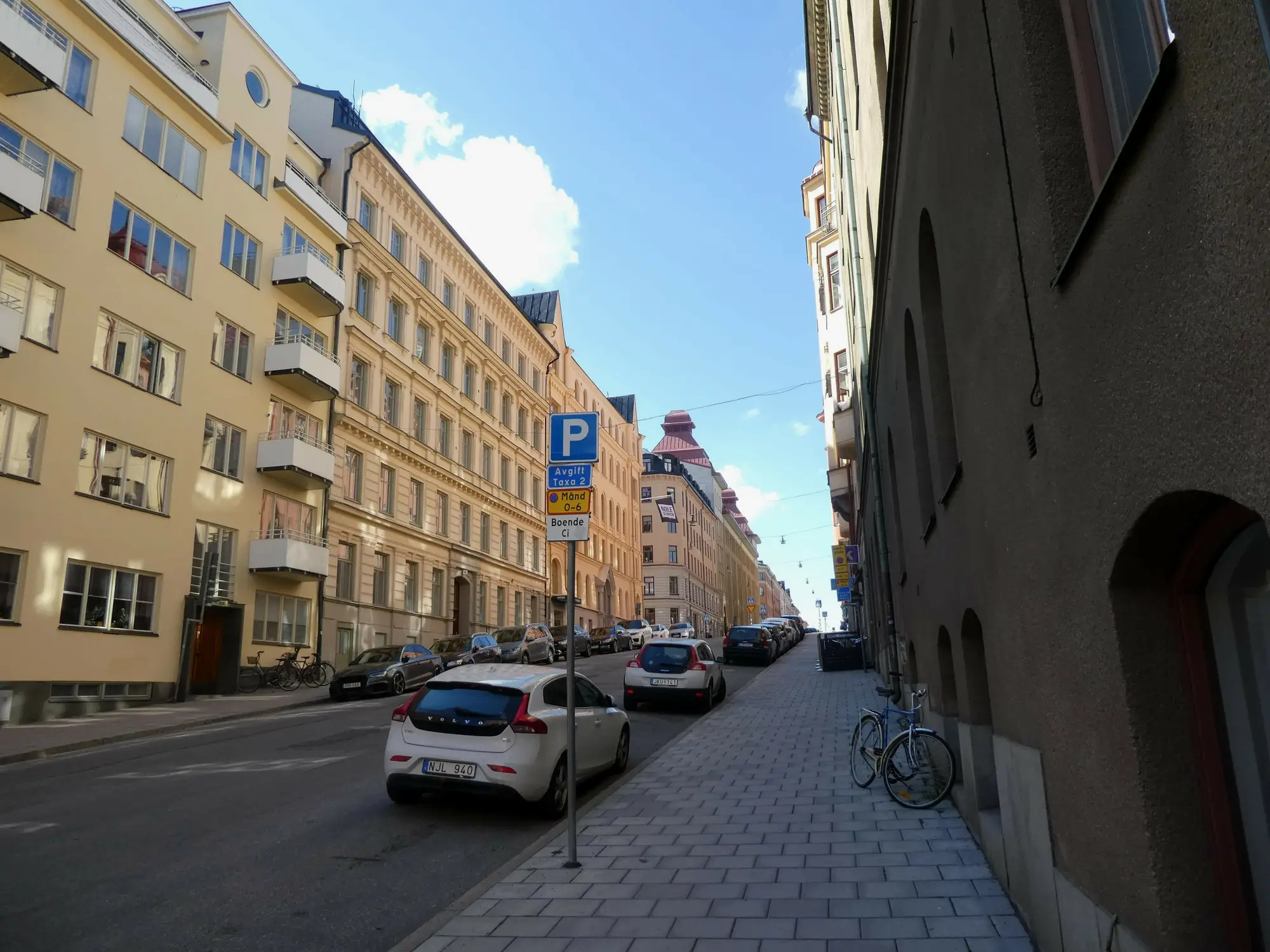市中心附近一条陡峭的街道。别问我在哪，老子忘了