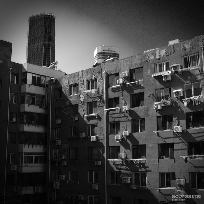 阳光在旧楼表面写一个V字。
