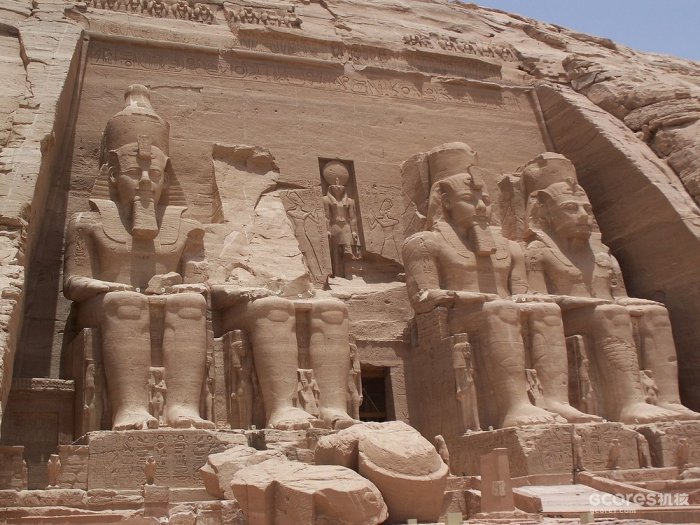 拉美西斯二世神庙。埃及，阿布辛拜勒。建于前1290-1224年。在法老的神庙外侧雕刻其巨大坐像是古埃及新王国时代的典型建筑风格。图自wikipedia