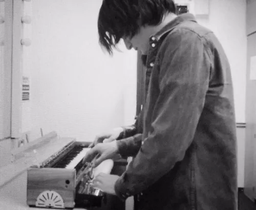 一张照片：Jonny 首次弹一台 Ondomo 琴的原型机。它在 Jonny 和 Shye Ben Tzur 以及 Rajasthan Express 在 Barbican 音乐节于2016年3月11日表演时被献给 Jonny（twitter）