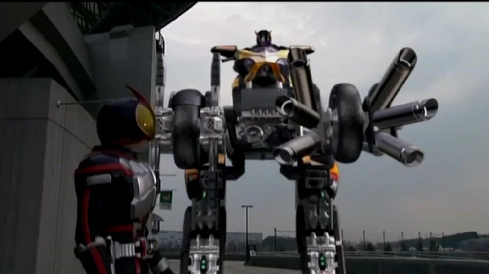 巨大机器人等CG打斗画面放在那个年代的电视剧也不过不失