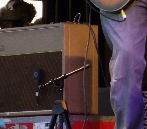 一张照片：2010年 Glastonbury 音乐节上 Thom 的浅黄色 AC30，前面支的麦克风是 Sennheiser e906。