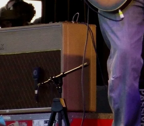 一张照片：2010年 Glastonbury 音乐节上 Thom 的浅黄色 AC30，前面支的麦克风是 Sennheiser e906。
