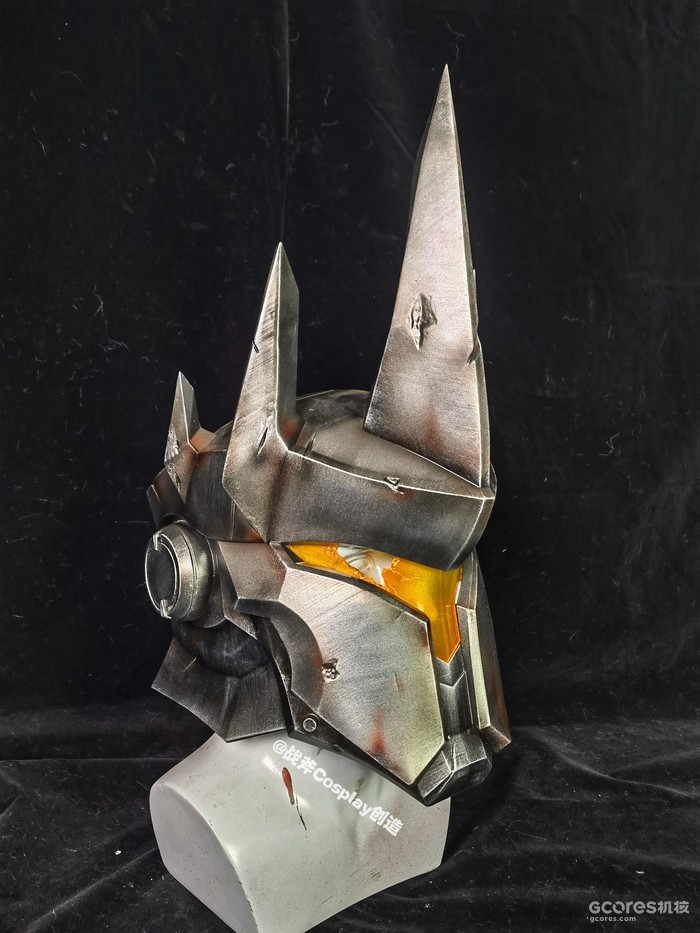 本次的头盔的设计融入了一些《假面骑士 黑日》中的元素。于是我们也在建模过程中,将大锤的头盔,在造型,战损,以及后续涂装上,都进行了一个融合调整。
头盔建模设计:丁丁