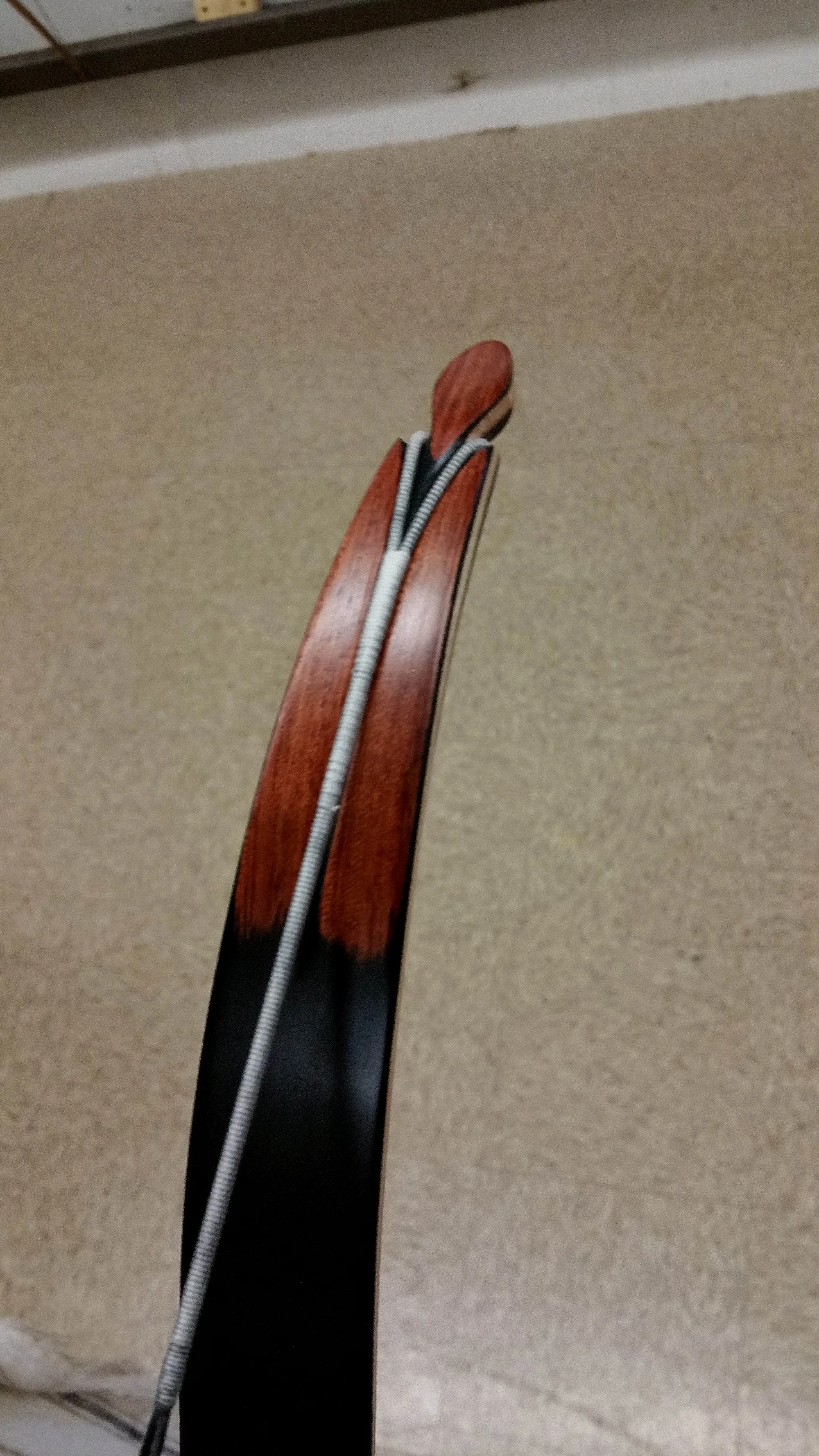 比如这张弓，它的弦槽是现代弓所流行的样式，非常轻便，而且小巧。