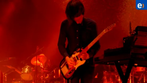 Radiohead 2018年在智利 圣地亚哥演出 Identikit 时 Jonny 与这把吉他。
