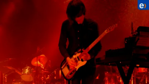 Radiohead 2018年在智利 圣地亚哥演出 Identikit 时 Jonny 与这把吉他。