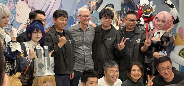 库克访米哈游:体验折叠屏《绝区零》,探讨新硬件与游戏适配 库克访米哈游:体验折叠屏《绝区零》,探讨新硬件与游戏适配