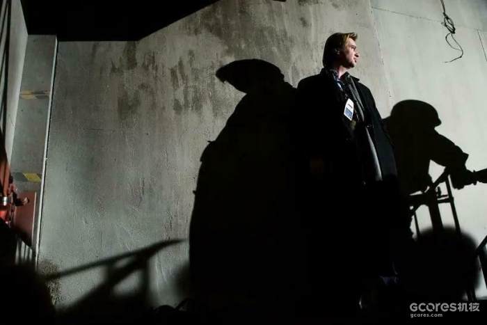 《蝙蝠侠：黑暗骑士》（2008）拍摄期间，诺兰在英格兰卡丁顿片场