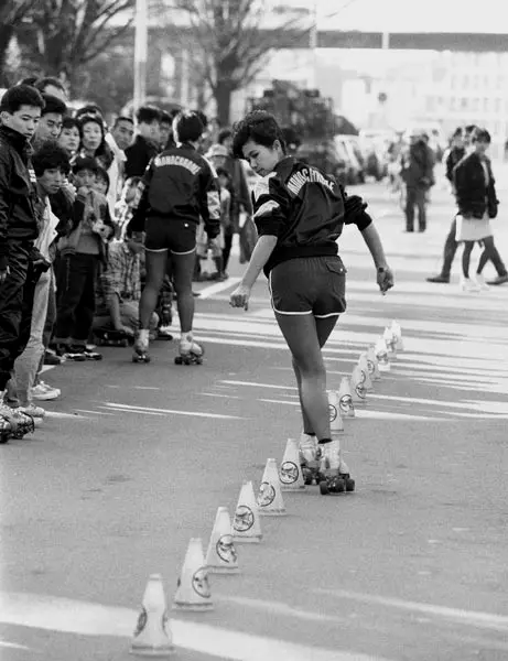 1987年，少女在原宿滑旱冰
