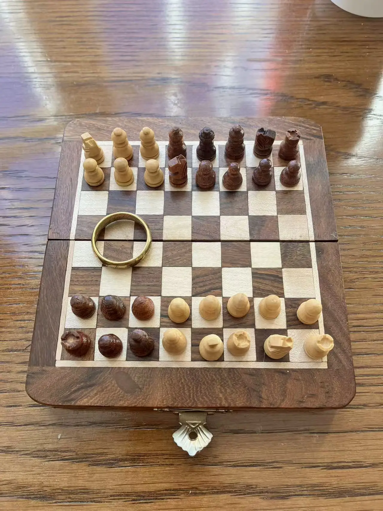 这是之前机组求助发的图，参照物是魔戒。这里是我按照极向分开的南北极棋子。由于数量相同，我一度怀疑自己同极向更好的理论是否合理。直到我去店里给别的棋也做了分极。