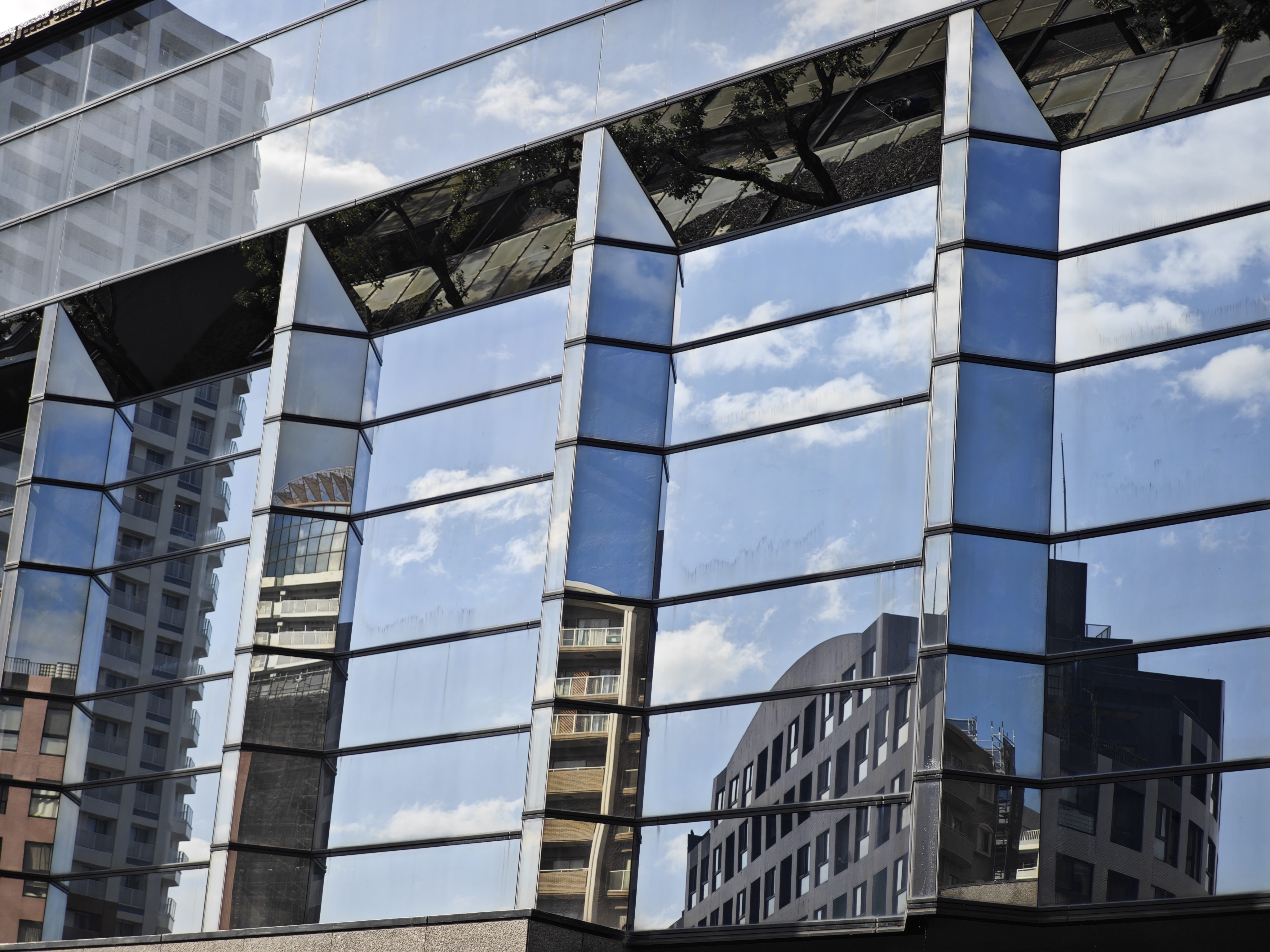 博物馆外立面在青空下反射出的美丽图景