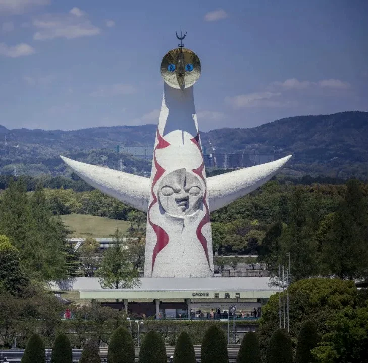 大阪世博会地标吉祥物：太阳塔。由冈本太郎创作，其本身就是一座建筑艺术品，标志着日本战后艺术和其他领域的复兴