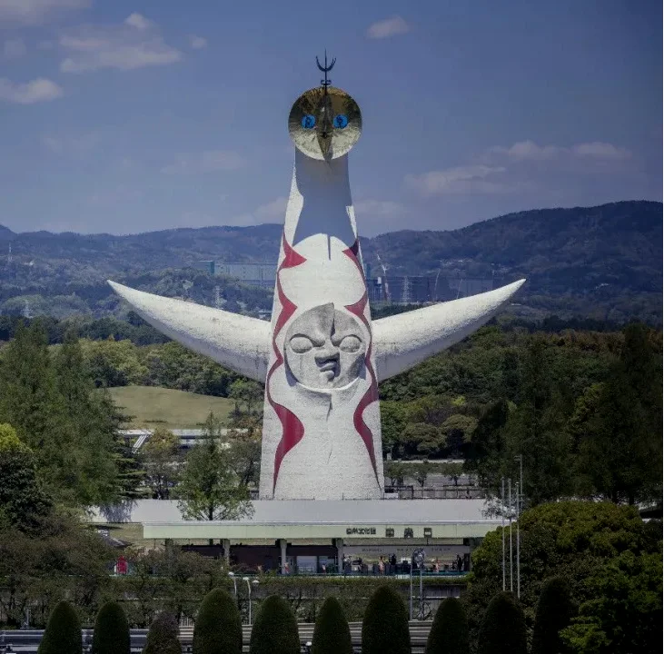 大阪世博会地标吉祥物：太阳塔。由冈本太郎创作，其本身就是一座建筑艺术品，标志着日本战后艺术和其他领域的复兴