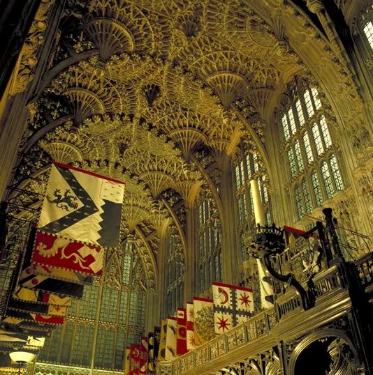 1502至1509 年在威斯敏斯特大教堂（西敏寺）東端建立的亨利七世禮拜堂(Henry VII's Chapel)，它堪稱英國哥特式建築的巔峰之作，擁有中世紀英國建築中最漂亮的扇形拱頂，裝飾極其精美細緻。