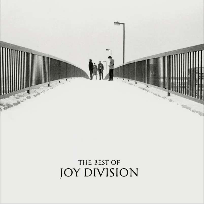 The Best Of Joy Division（2008）封面为雪天Joy Division在伦敦布鲁克林桥上。