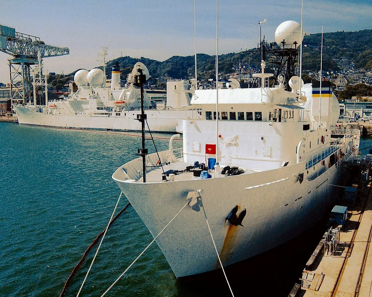 2002年T-AGM-23（后）和T-AGM-24（前）停靠在日本佐世保