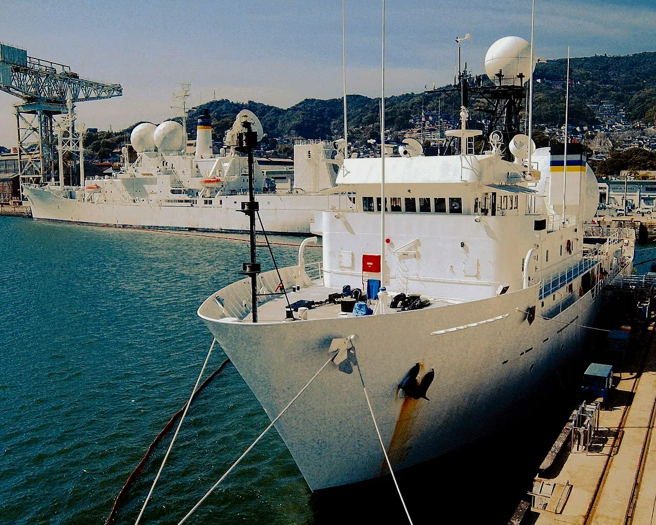 2002年T-AGM-23（后）和T-AGM-24（前）停靠在日本佐世保