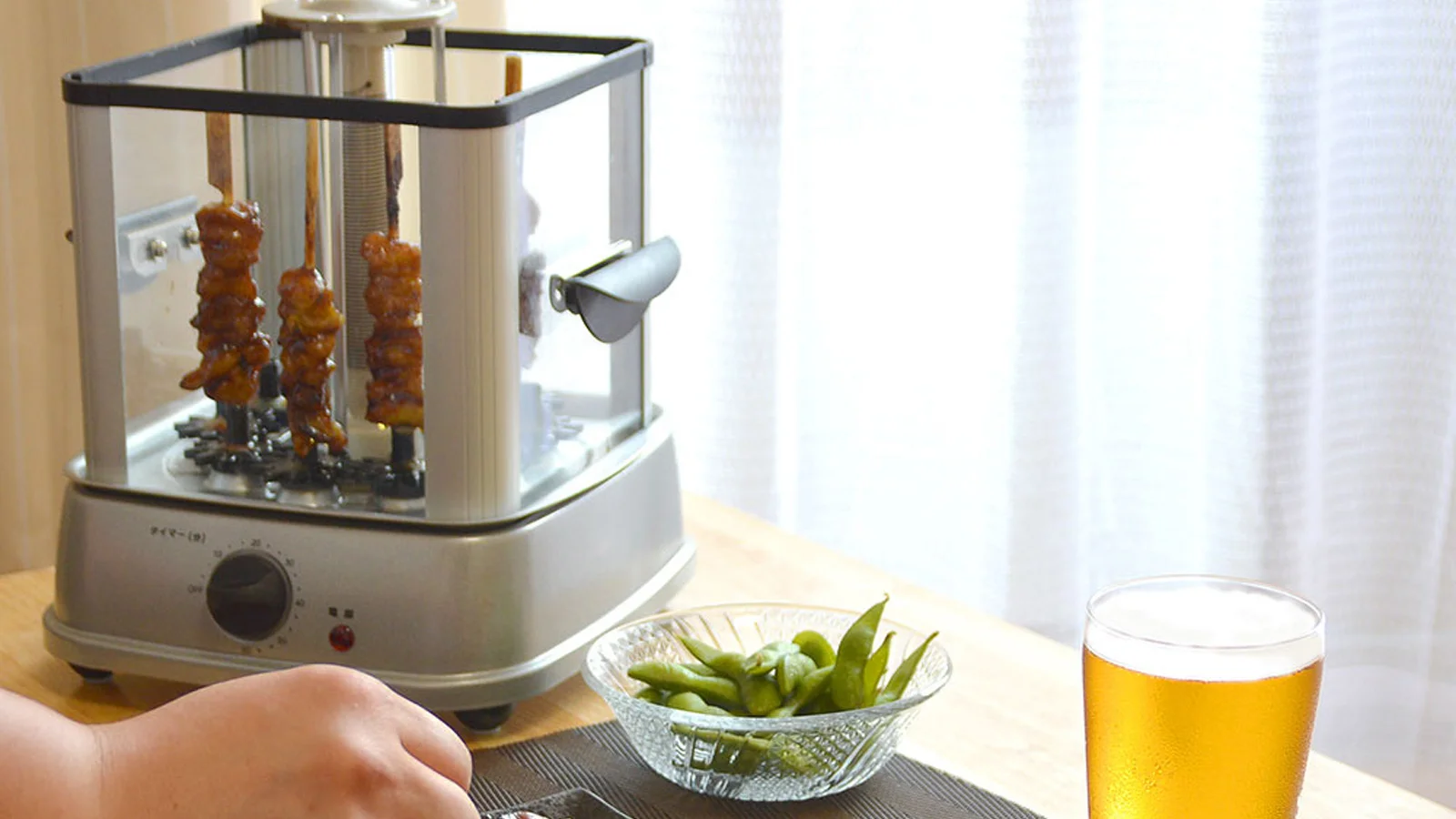 在家就能边喝啤酒边等烤串，Thanko家用自动烤串机近日发售