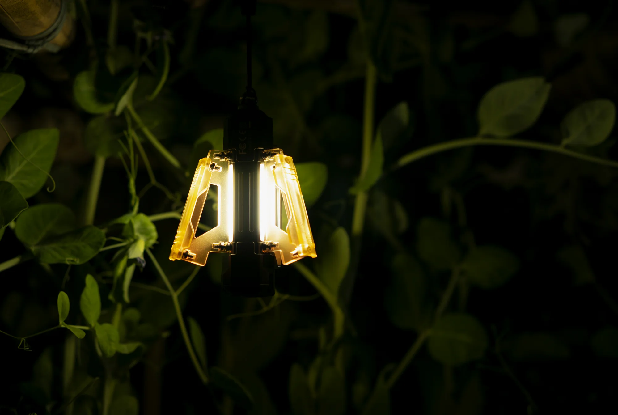 随便挂一下，有两档亮度，这个模式做氛围灯可以，不然乖乖开主灯。