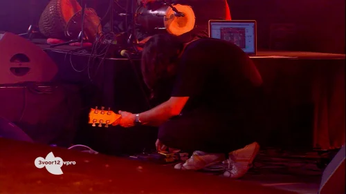 Jonny 在调试他的 OD2上的“drive”旋钮，图像出自2017年 Best Kept Secret 音乐节的表演，歌曲 Eloah 中。为演奏这首歌，Jonny 先用 OD2干脆的失真制造了一种不祥的氛围音，扫着低音 E 强力和弦（吓人！），然后不断打击琴体来让弦继续震动。他的鞋是阿迪达斯 Y-3 Boxing（日光色/白色）