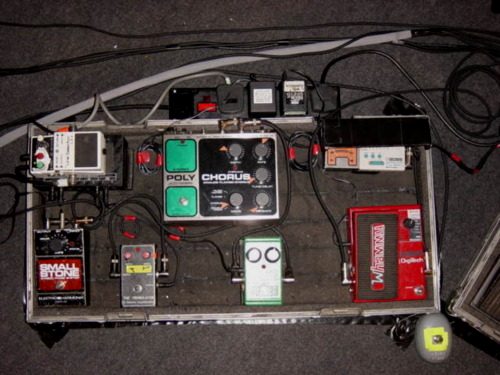一张照片：2006年6月中期 Jonny 的效果器板（stringsreunited）。