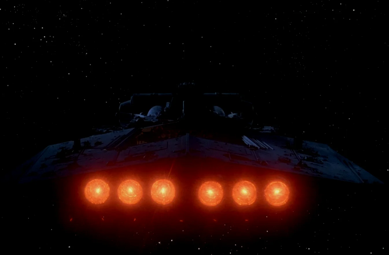 “锤头号”无畏舰，其登场的长镜头也基本照搬《新希望》开场