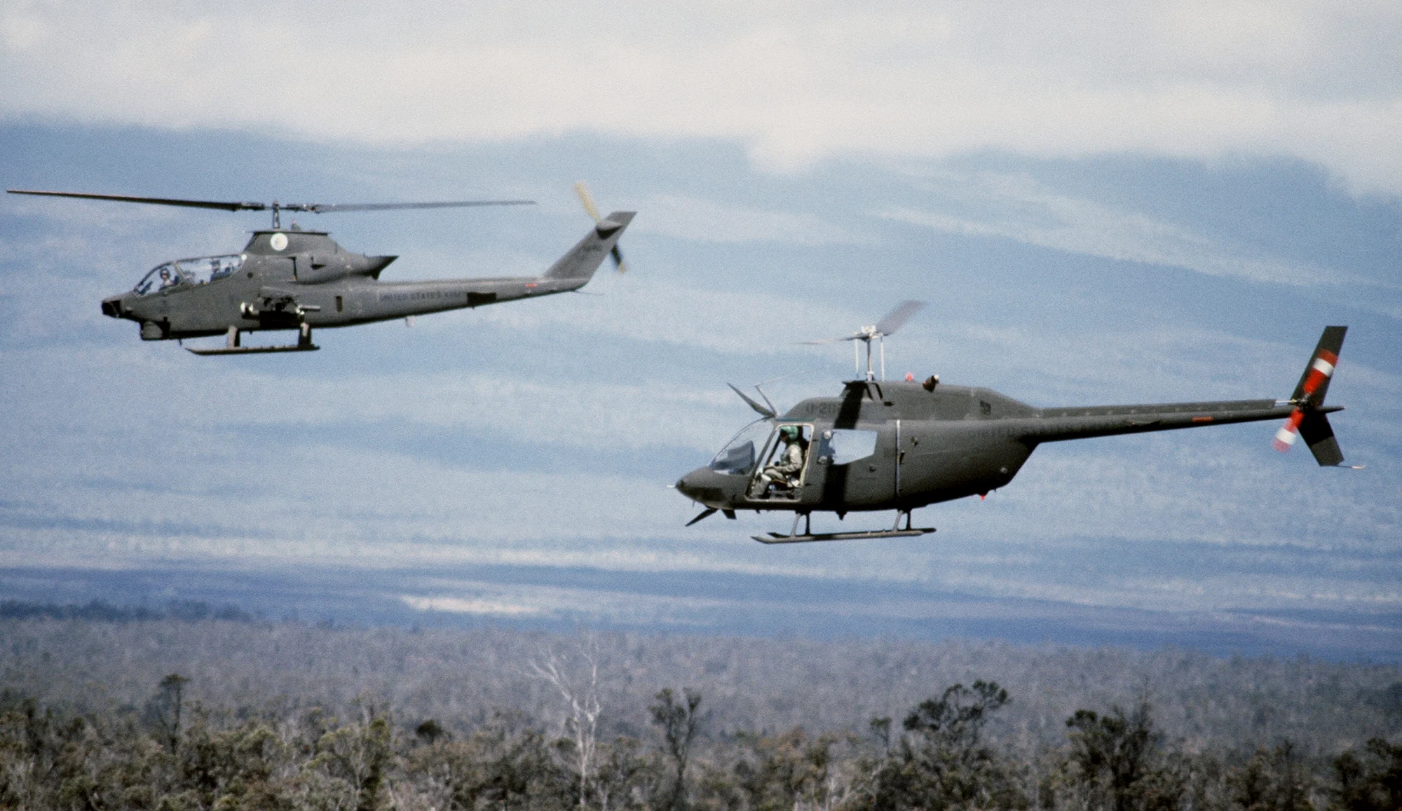 越南丛林上空和AH-1G组队的OH-58A