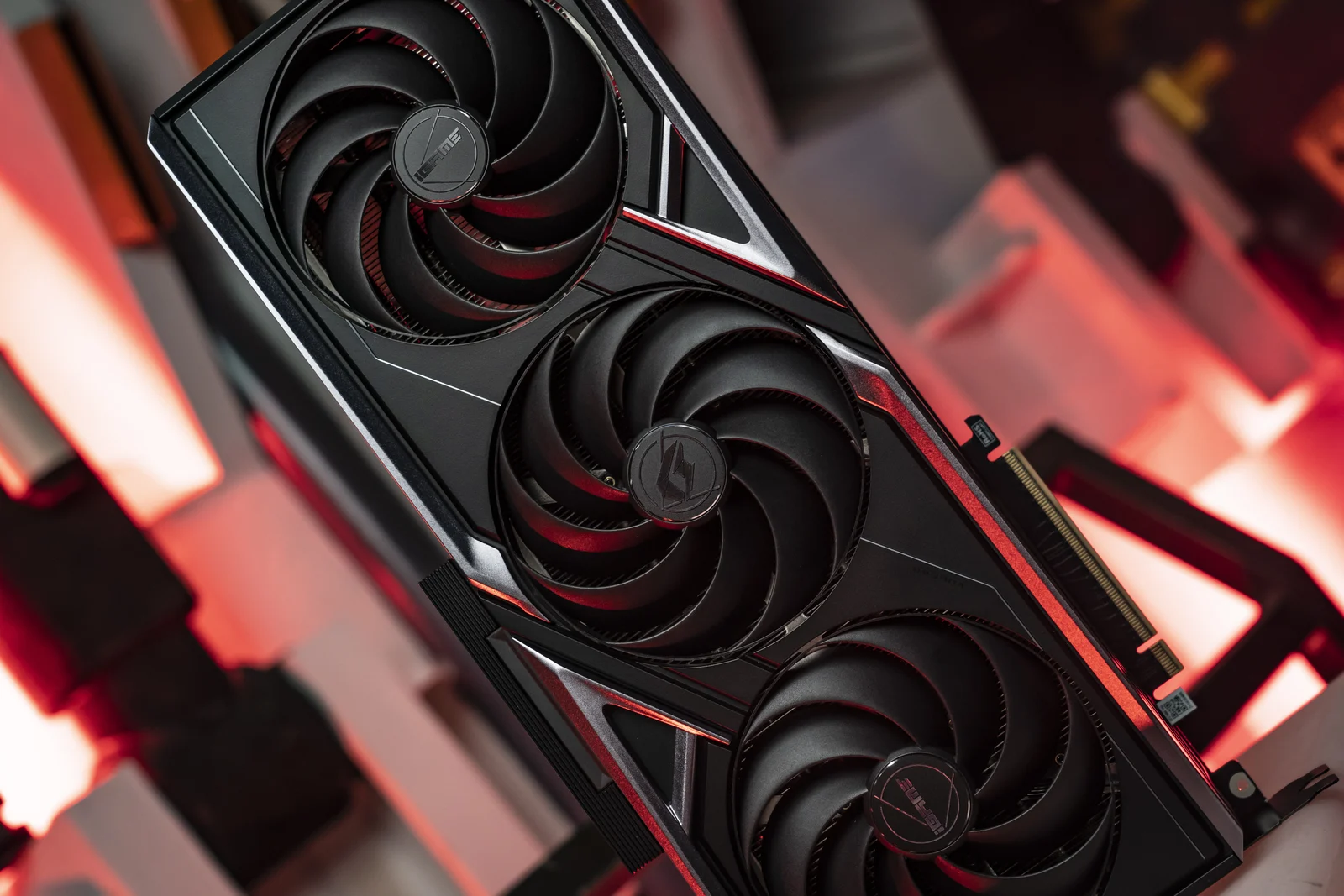 智械觉醒：揭秘七彩虹iGame Vulcan的性能哲学与设计美学