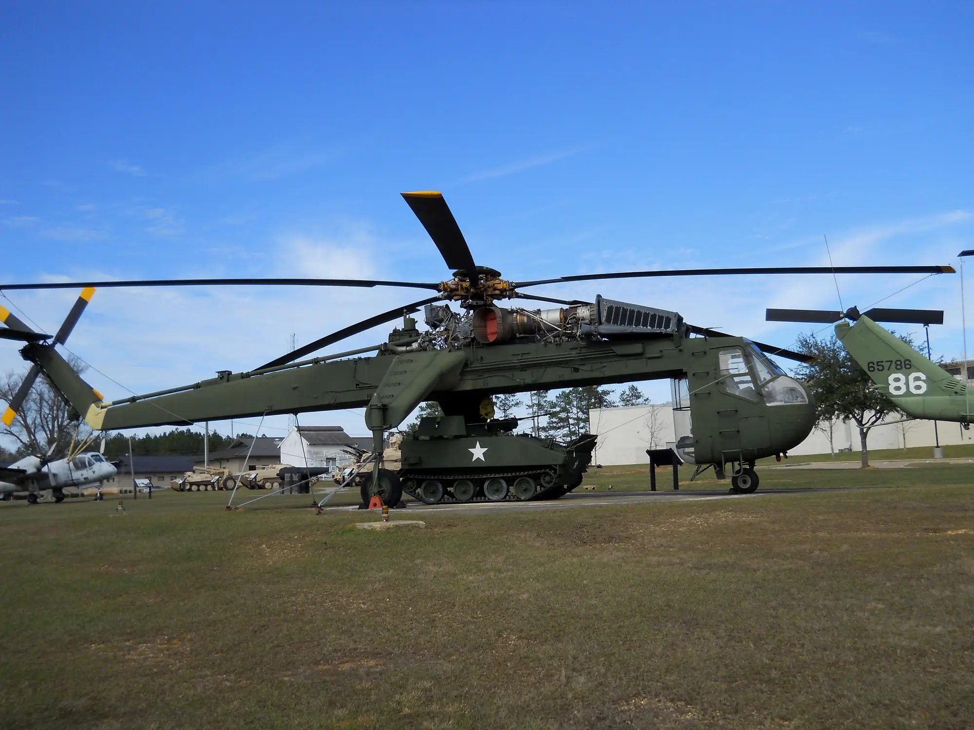 CH-54和一辆M114轻型侦察车，吊装这个小不点对它来说是小事一桩