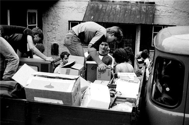 圖注：捷克青年們正在拆封一批電腦，攝於 1987 年。