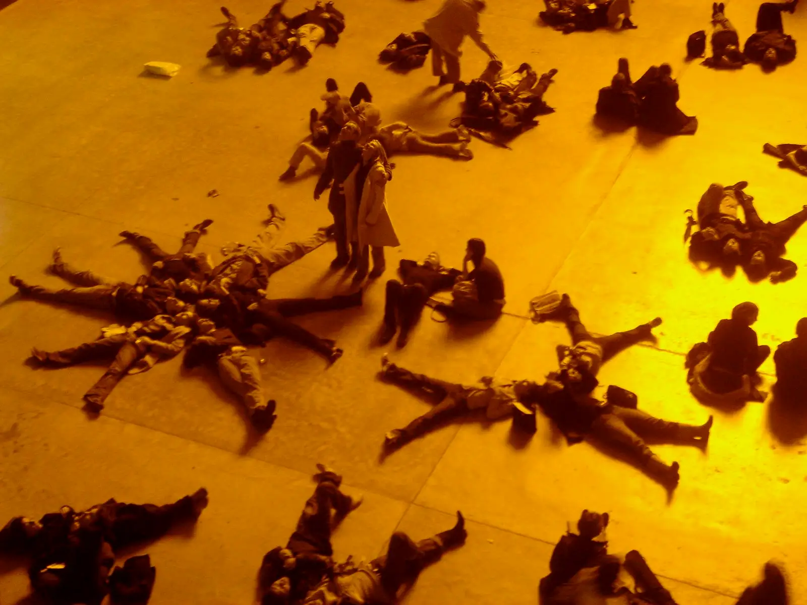 《天气项目》（the Weather Project），奥拉维尔·埃利亚松，2003，伦敦泰特现代美术馆