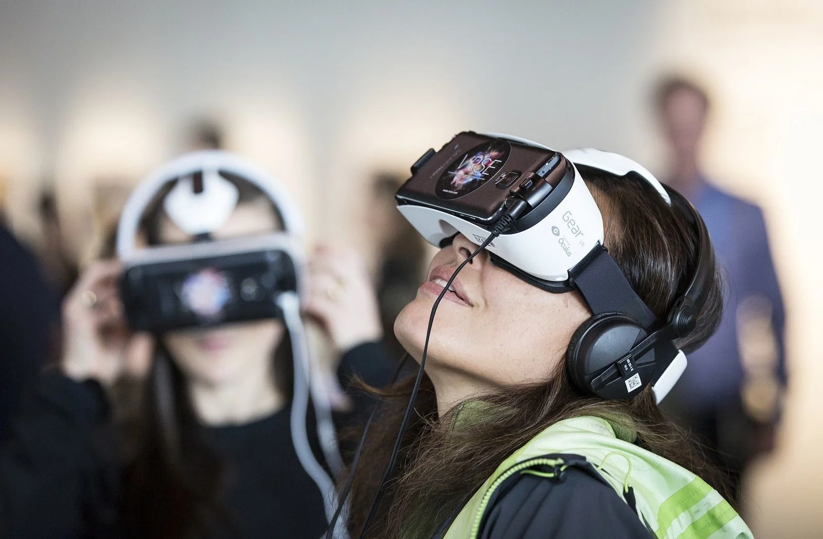 VR设备还没有引起流行是因为太宅了吗