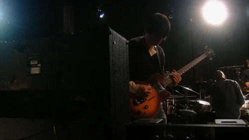 在 2011年的 The King of Limbs – From The Basement 表演 Supercollider 时可以看到 Jonny 的90年代 AC30TB。虽然很黑，但也可以看出这台音箱的 Celestion Greenback 扬声器。可能是因为用的太多了，音箱背面的 tolex 掉了。