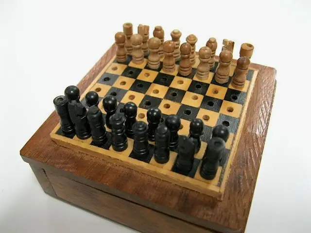 小尺寸之外，增加了在摇晃环境中稳住棋子的卯榫。棋盘下面的空间是收纳棋子的盒子。