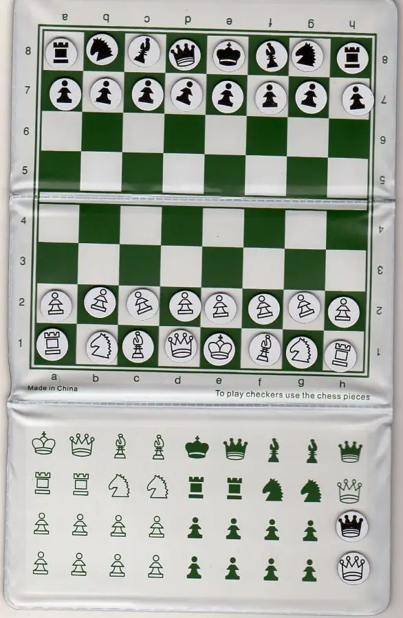 我们国际象棋早就三折叠啦！这个是我目前见过的最简单形式了。自己那套搬家之后找不到了，打算之前去的店重开之后去支持一下。