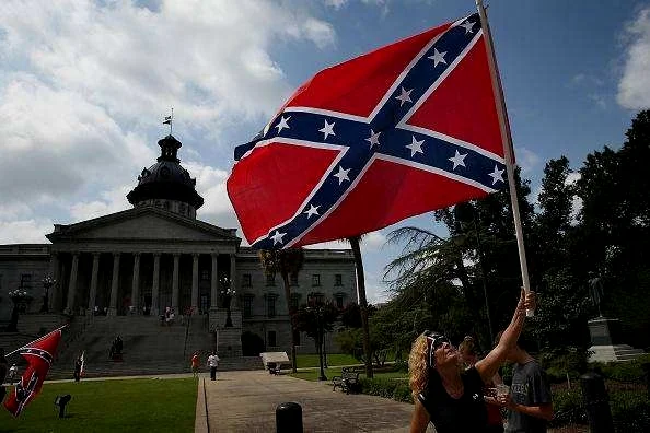 南卡罗来纳州是美国南方最后一个把“邦联旗”从议会大厦顶部撤下的州。2000年，黑人团体曾发起“降旗运动”，但遇到很大阻力。反对方认为，“邦联旗”只代表对先辈的怀念，是美国南方文化的一种体现，不是种族主义和蓄奴制的象征。但黑人团体认为“邦联旗”是对他们的冒犯，同时呼吁不要到南卡州旅游。