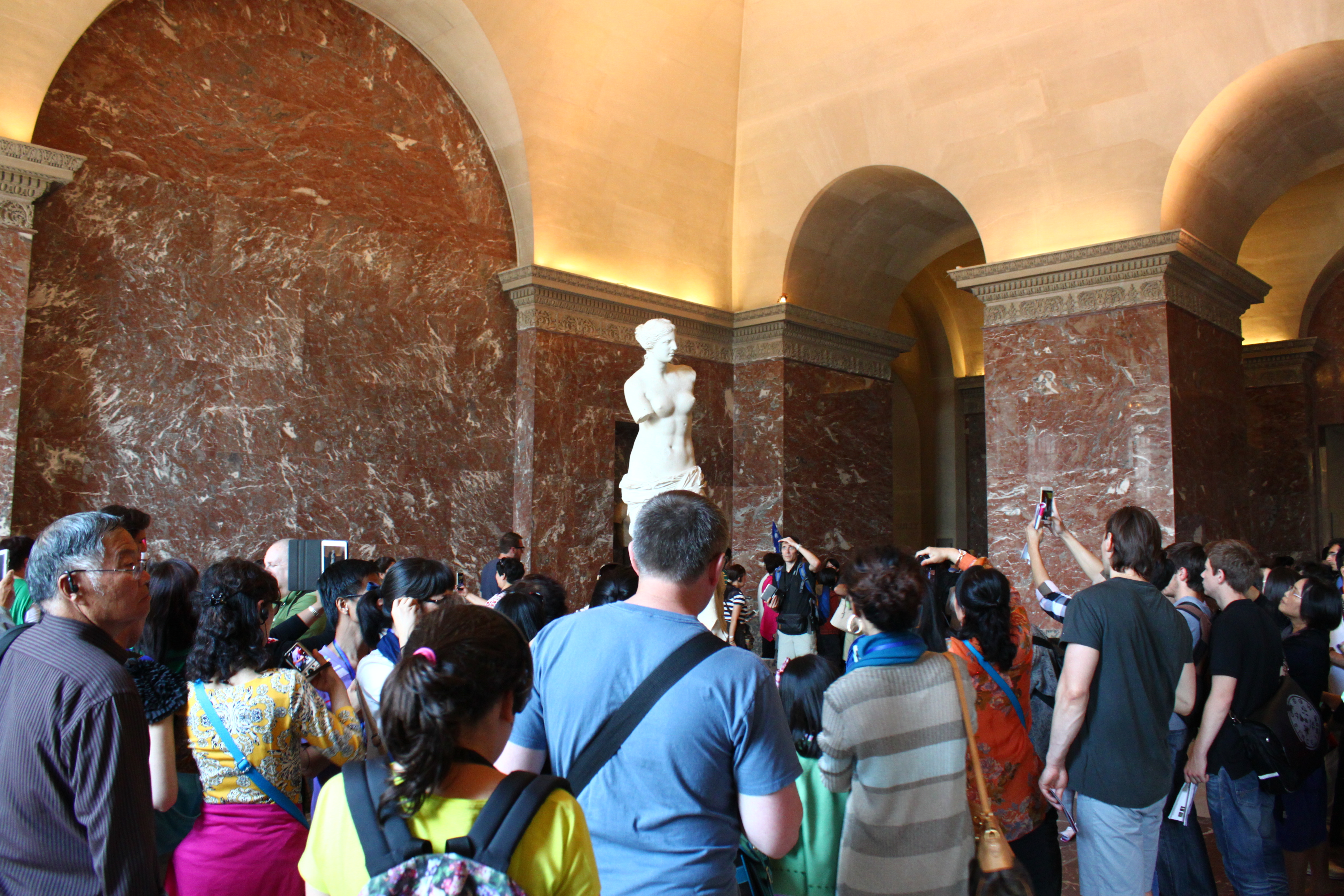 游客观看《米洛斯的维纳斯》，摄于卢浮宫