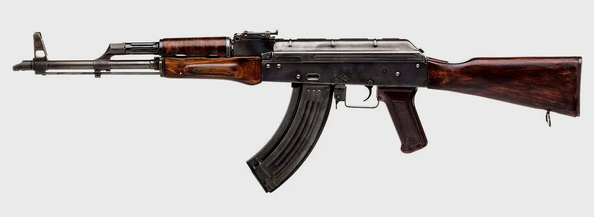 AKM是AK-47的改进版本，相对轻便些。相比于FAL不甚可靠的自动模式，AKM的自动射击模式还算不错，故障率也很低。