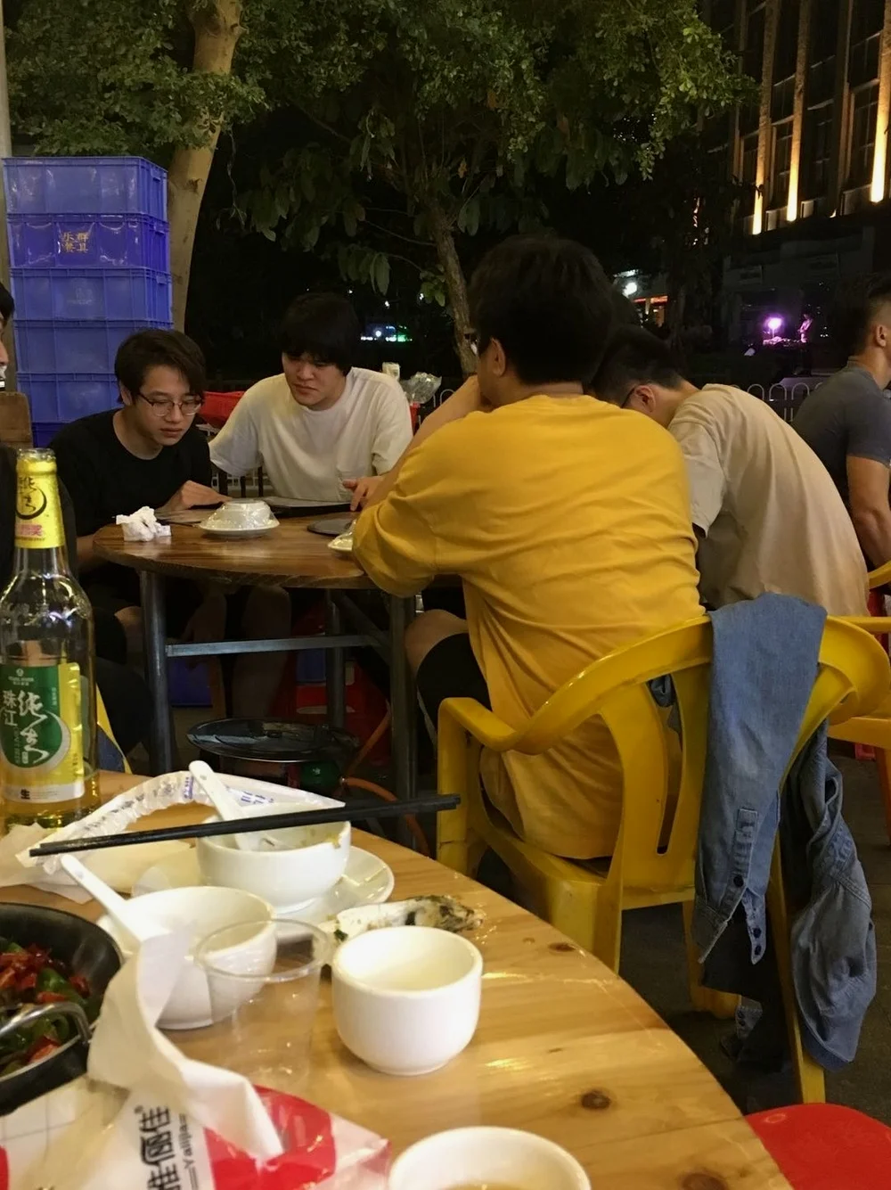 9号晚上欧皇李献计在万胜围随便挑了个大排档吃饭，隔壁桌都能突然坐下来哈英雄一伙。当然没少了干杯。