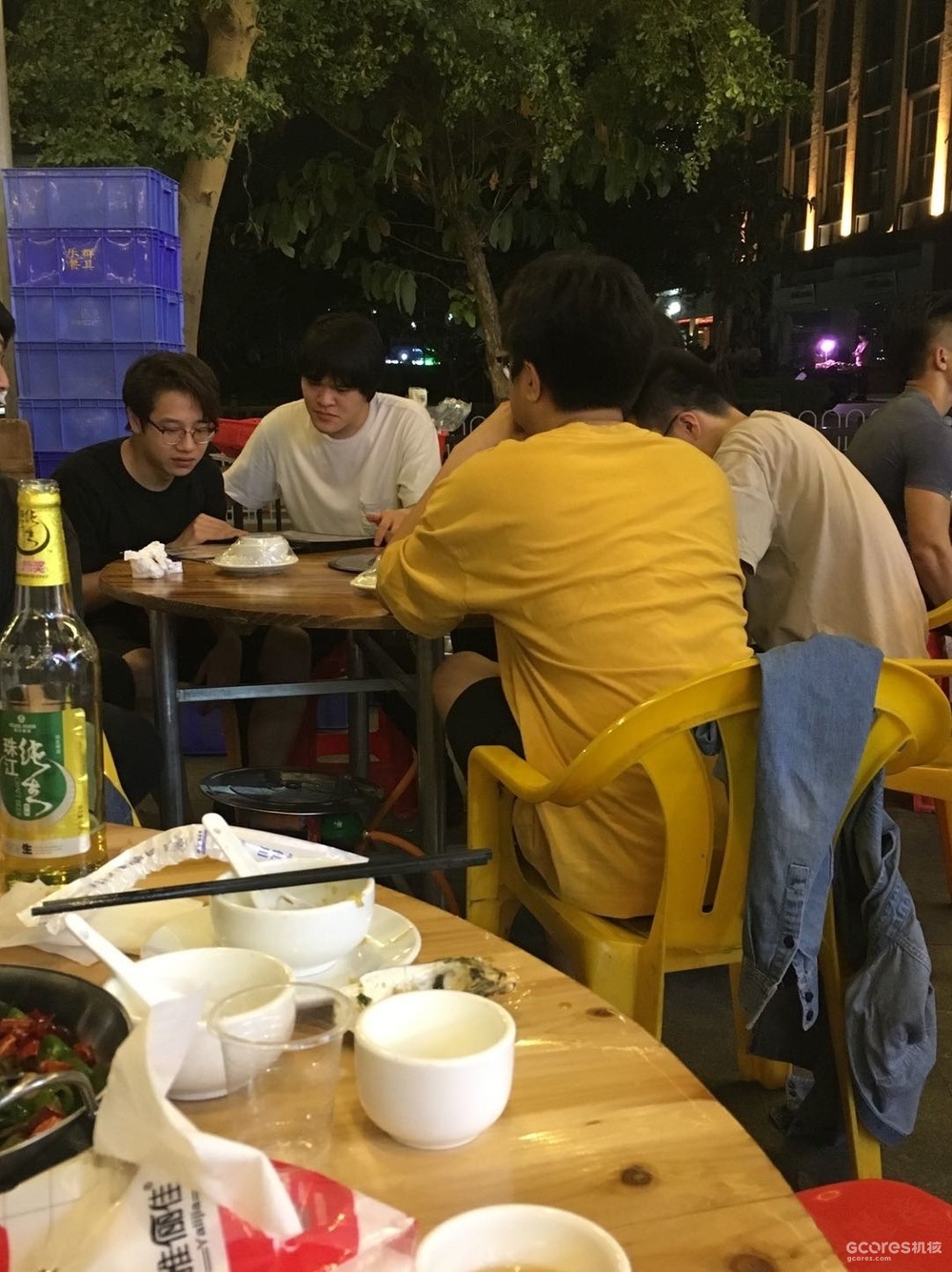 9号晚上欧皇李献计在万胜围随便挑了个大排档吃饭,隔壁桌都能突然坐