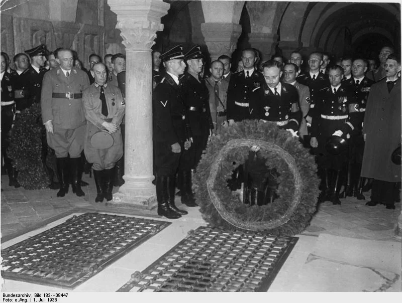 1938年，在亨利一世墓前献祭花圈的希姆莱。