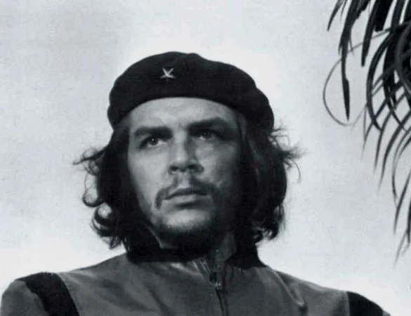 切·格瓦拉，古巴革命先驱，主要革命手段为打砸抢和游击战
