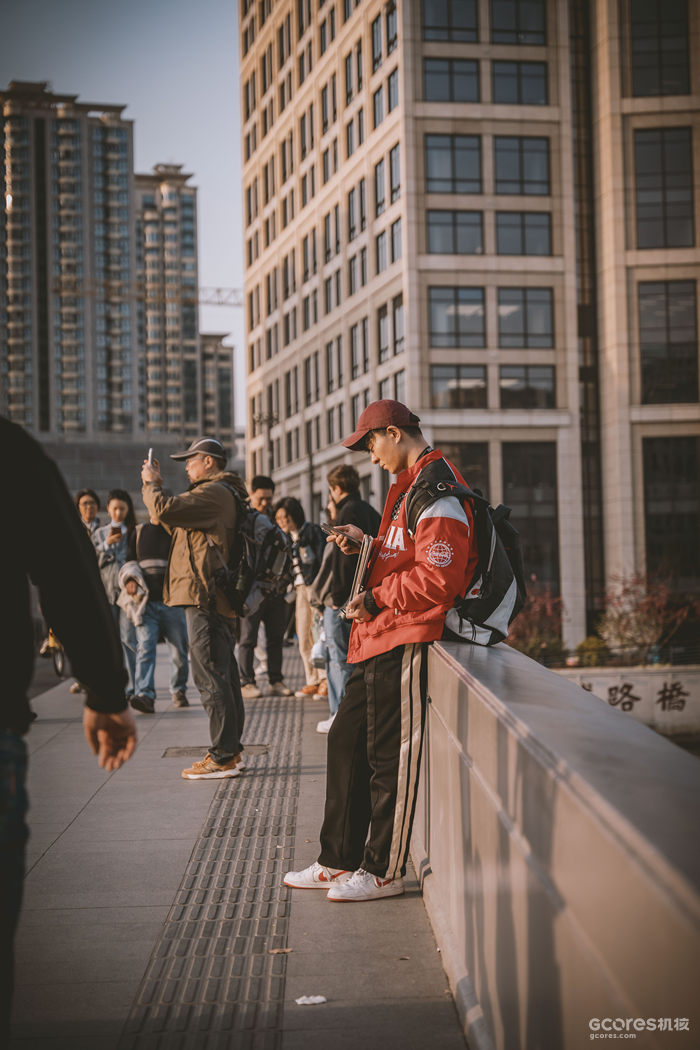 不意外在这里也看到了拿平板的, 价格跟深圳湾外滩遇到的都差不都多,我还记得半年前在外滩看见这么拍照的被客户吐槽的场景