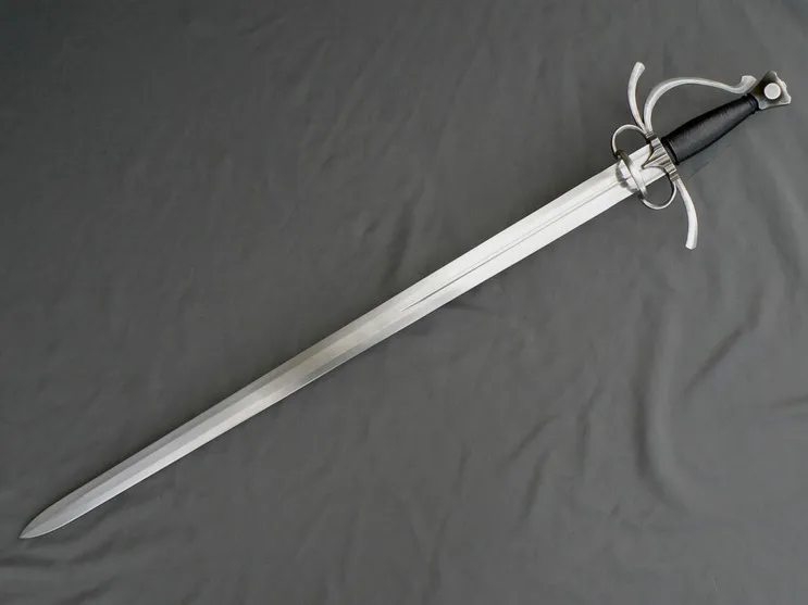 武装剑演变为剑身修长且安装护指护手的侧剑