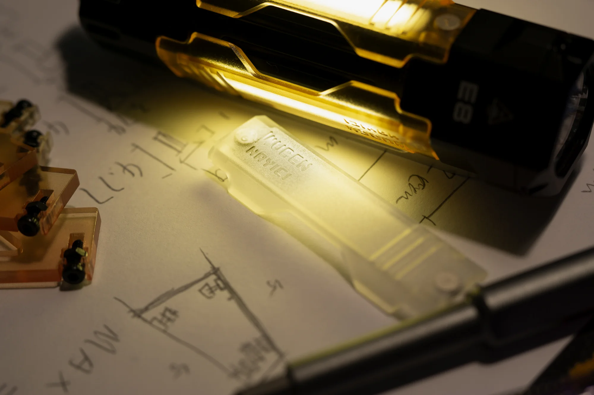 侧灯，平时骑车的时候就这么挂在身上开闪烁，个人比主灯用得更多。