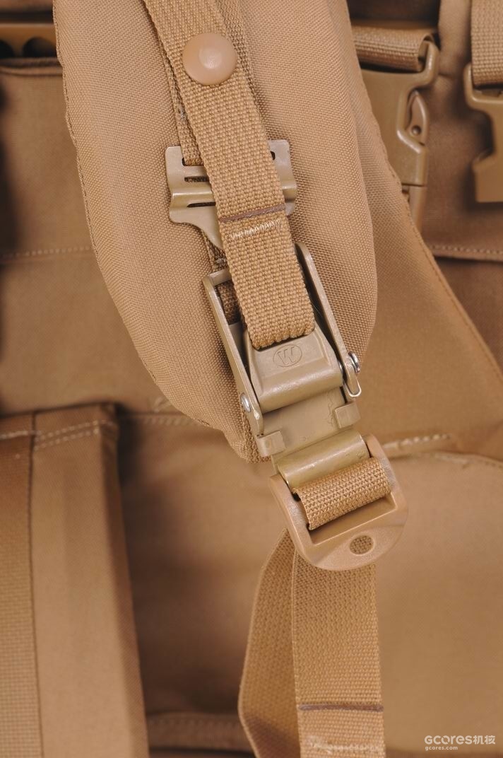 美军装备的大多数背包一样，主包的肩带上也有快速解脱的设计。向下拉快拆拉手即可